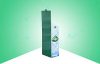 L'affichage vert de carton de bruit pour l'eau pure mis en bouteille, tiennent l'affichage de carton